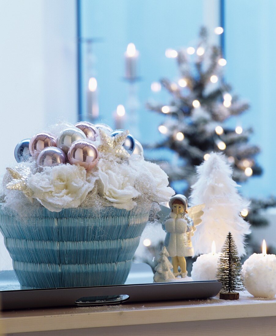 Christmas table arrangement with pastel baubles & white roses