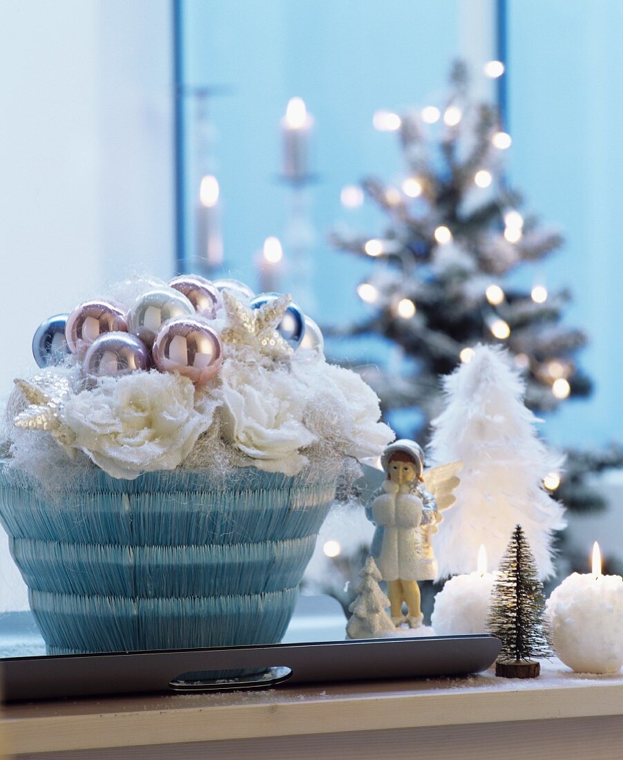 Weihnachtlicher Tischschmuck mit pastellfarbenen Kugeln & weissen Rosen