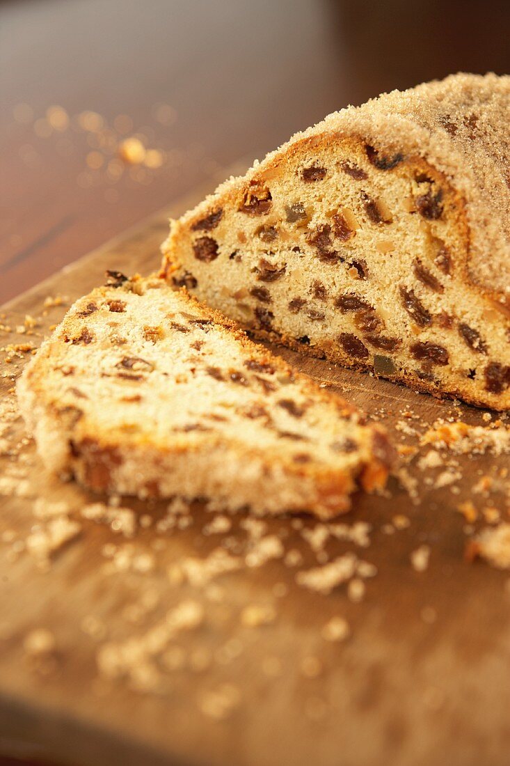 Wholemeal spelt stollen, sliced (close-up)