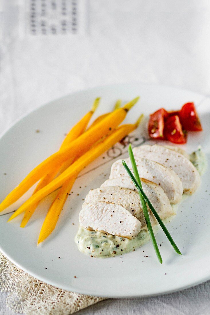 Gedämpfte Hähnchenbrust mit Karotten auf Avocado-Sahne-Sauce