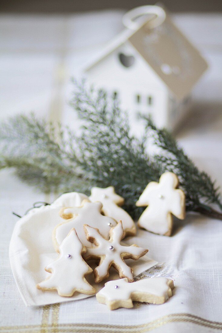 Weihnachtsplätzchen mit weißem Zuckerguss