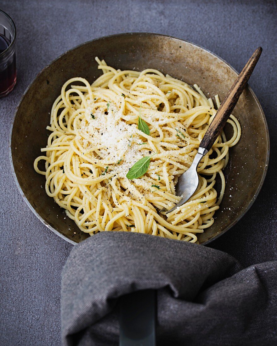 Spaghetti Burro e Salvia (Spaghetti mit Salbeibutter, Italien)
