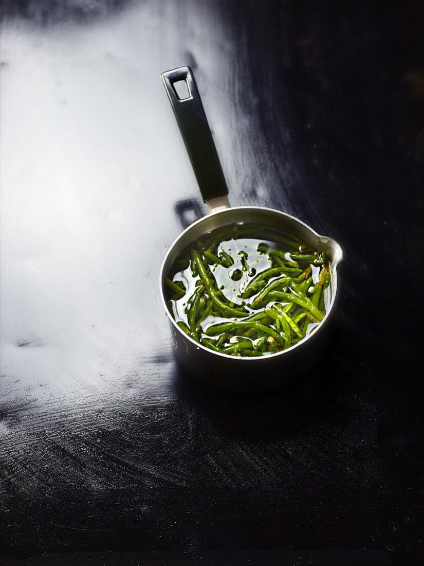 Cooked samphire in a saucepan