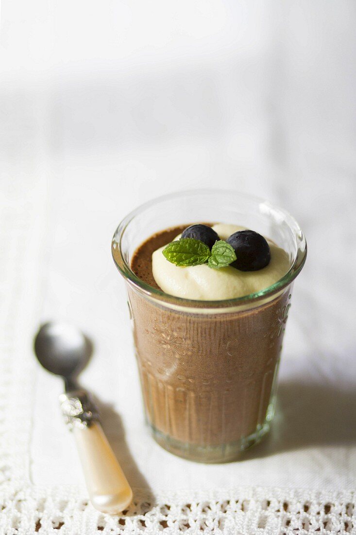 Schokoladenmousse mit Sahne, frischer Minze und Trauben