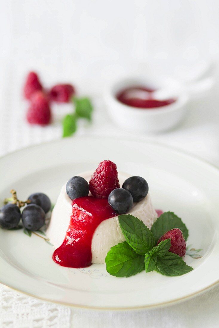 Panna cotta with fresh raspberry sauce and red grapes
