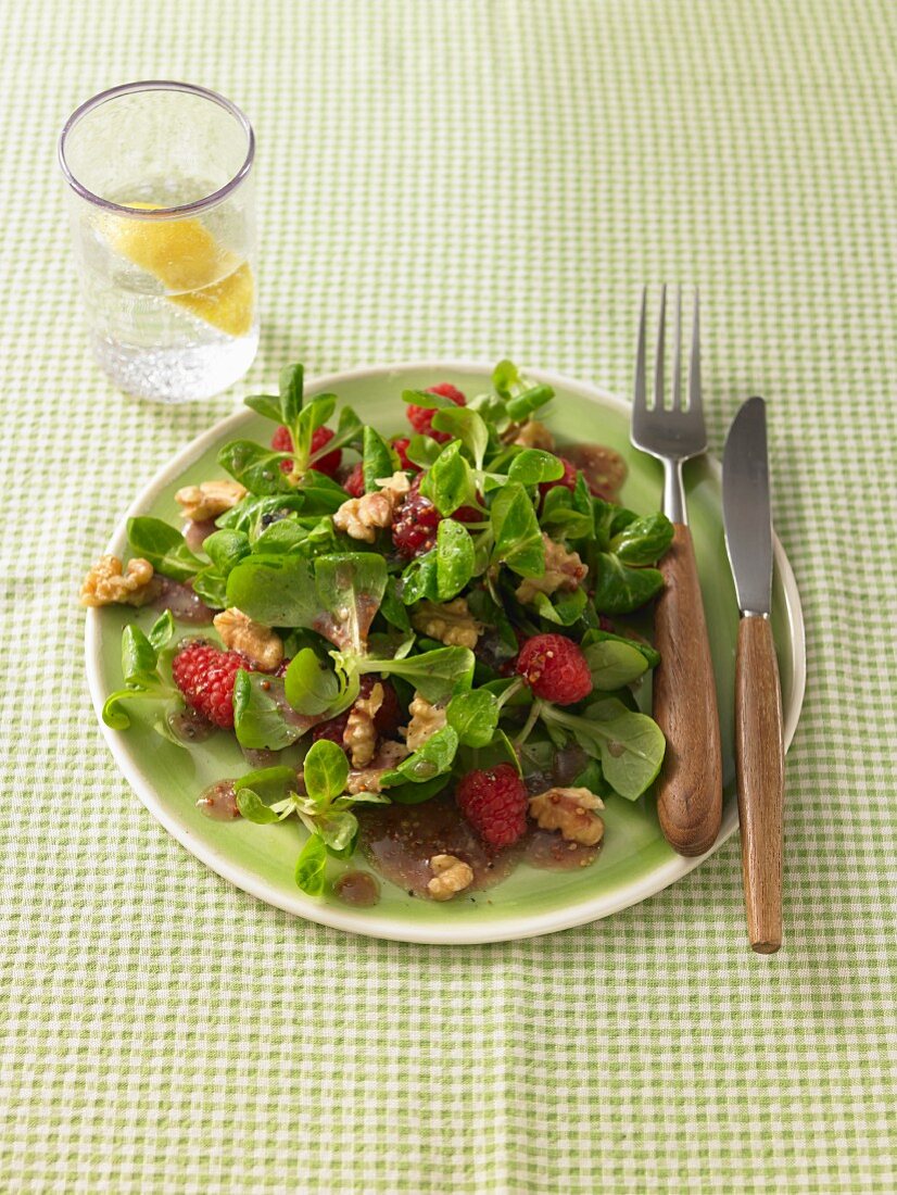 Lamb's lettuce with raspberries and walnuts