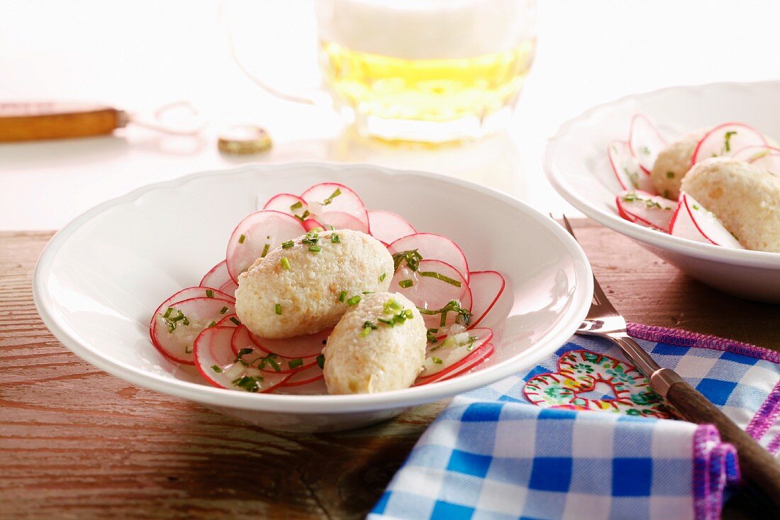 Käsenocken mit Radieschensalat (Südtirol, Italien)