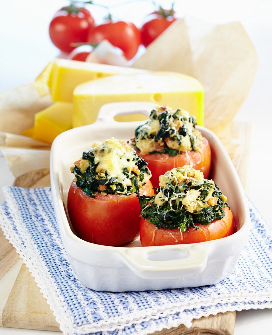 Stuffed tomatoes with spinach and turkey breast