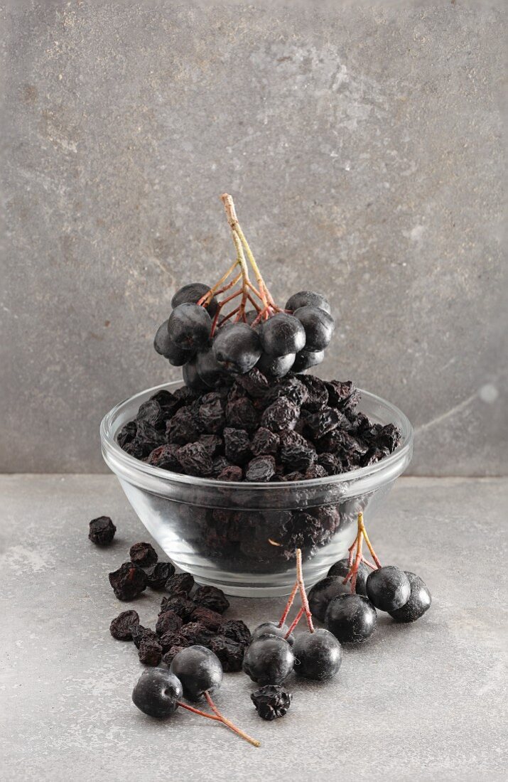 Dried and fresh aronia berries