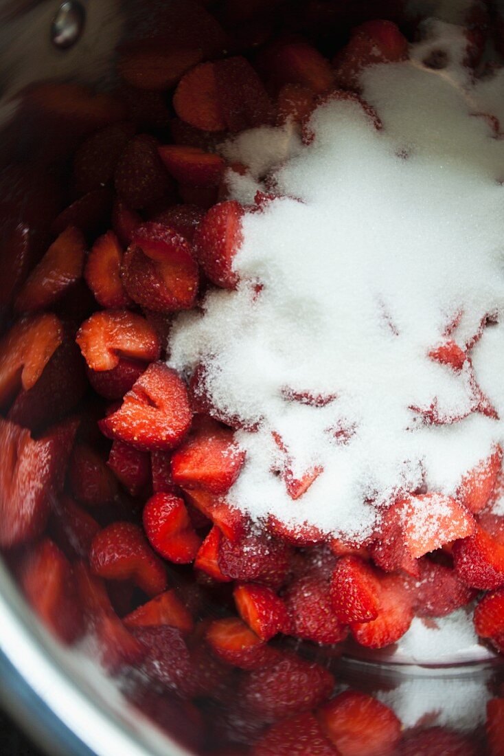 Erdbeeren und Zucker im Kochtopf für die Herstellung von Erdbeermarmelade