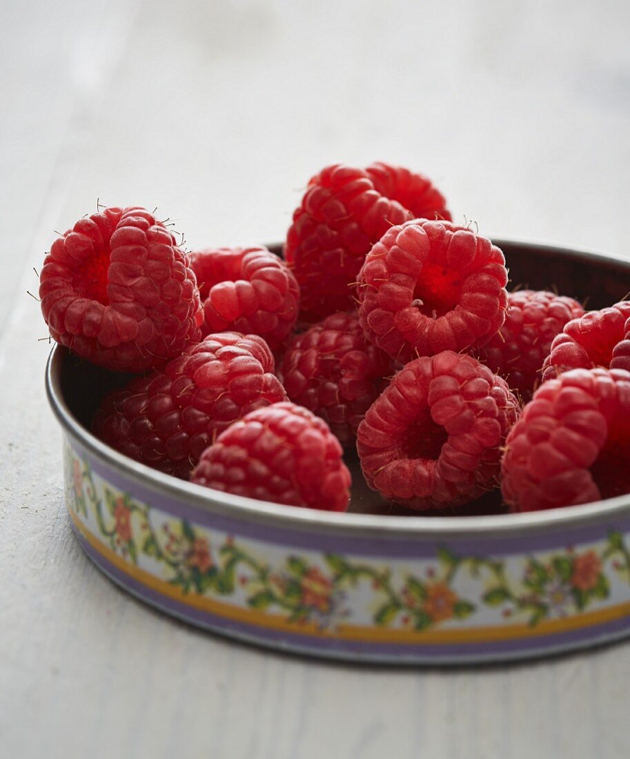 Fresh raspberries in a dish (close-up)