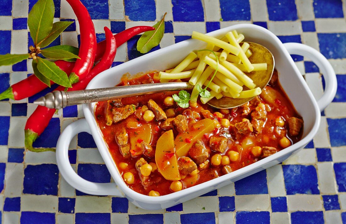 Tunesian-style macaroni with minced meat and chickpeas