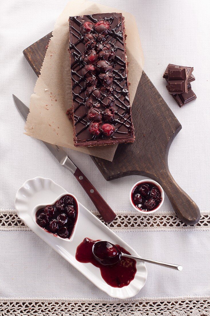 Schokoladenbiskuitkuchen mit Kirschen & Baiserfüllung (Aufsicht)