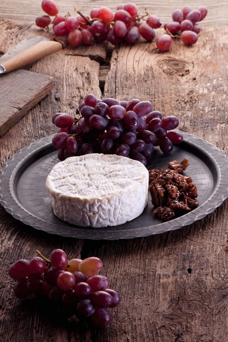 Brie with grapes and caramelised nuts
