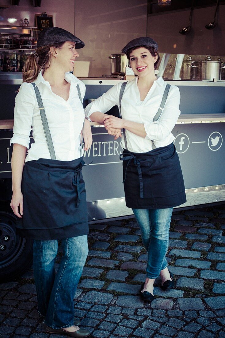 Zwei Frauen vor einem Food Truck