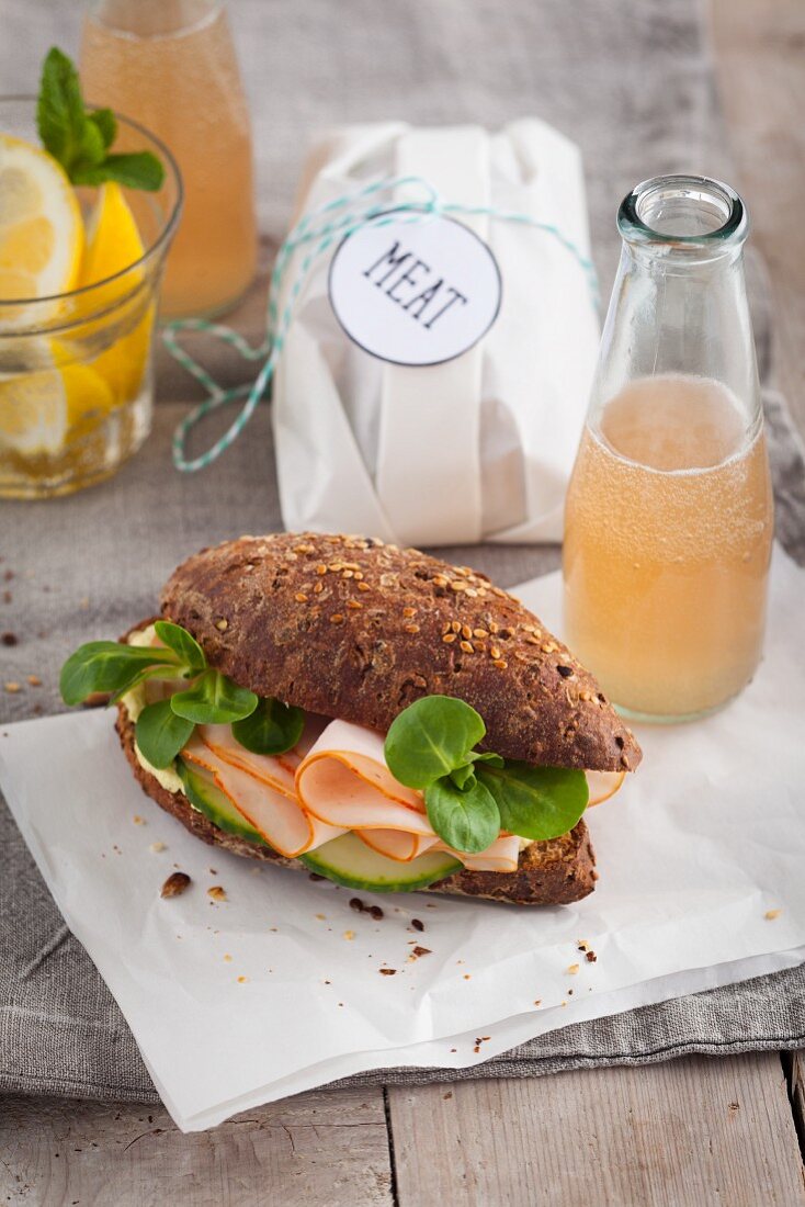 Vollkornbrötchen mit Schinken und Feldsalat