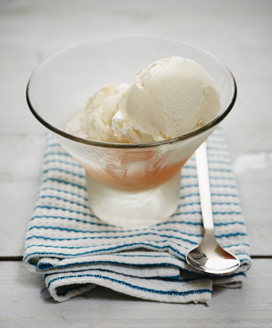 Rhubarb liqueur with vodka and vanilla ice cream