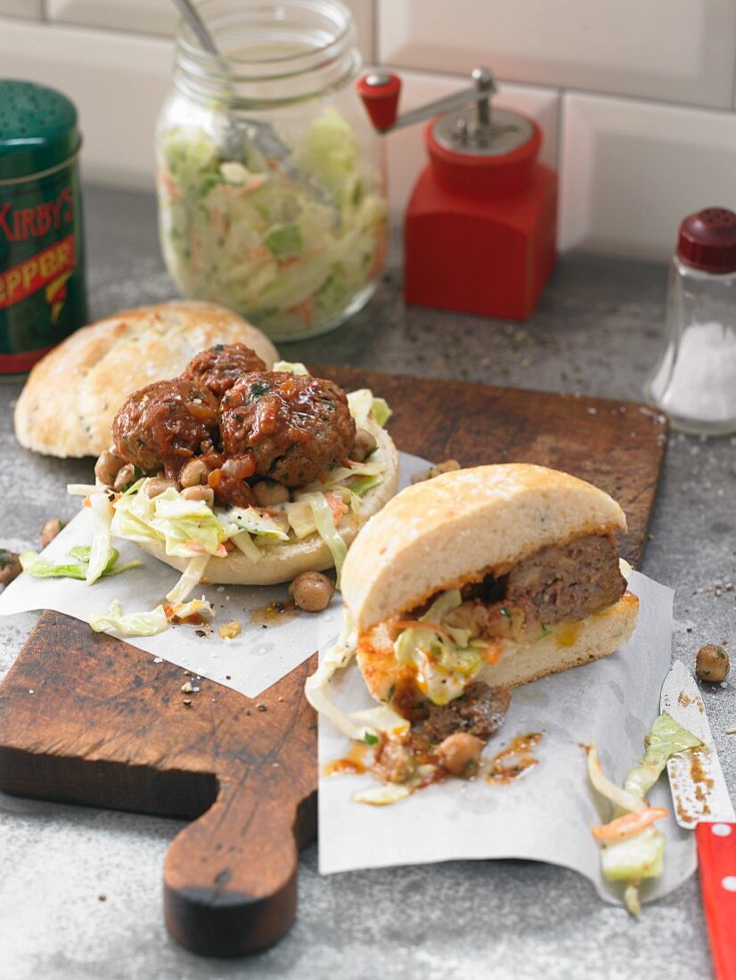 Minced lamb burgers with coleslaw and chickpeas