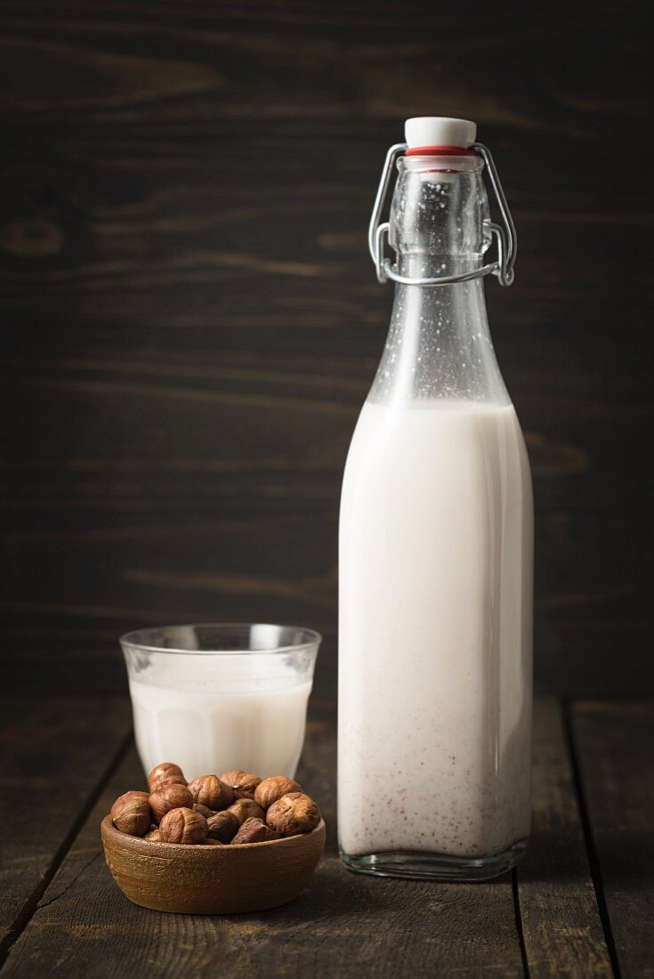 Haselnussdrink in einer Glasflasche