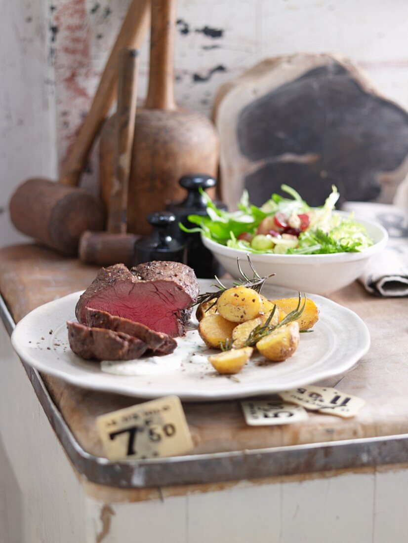 Chateaubriand with salad and rosemary potatoes