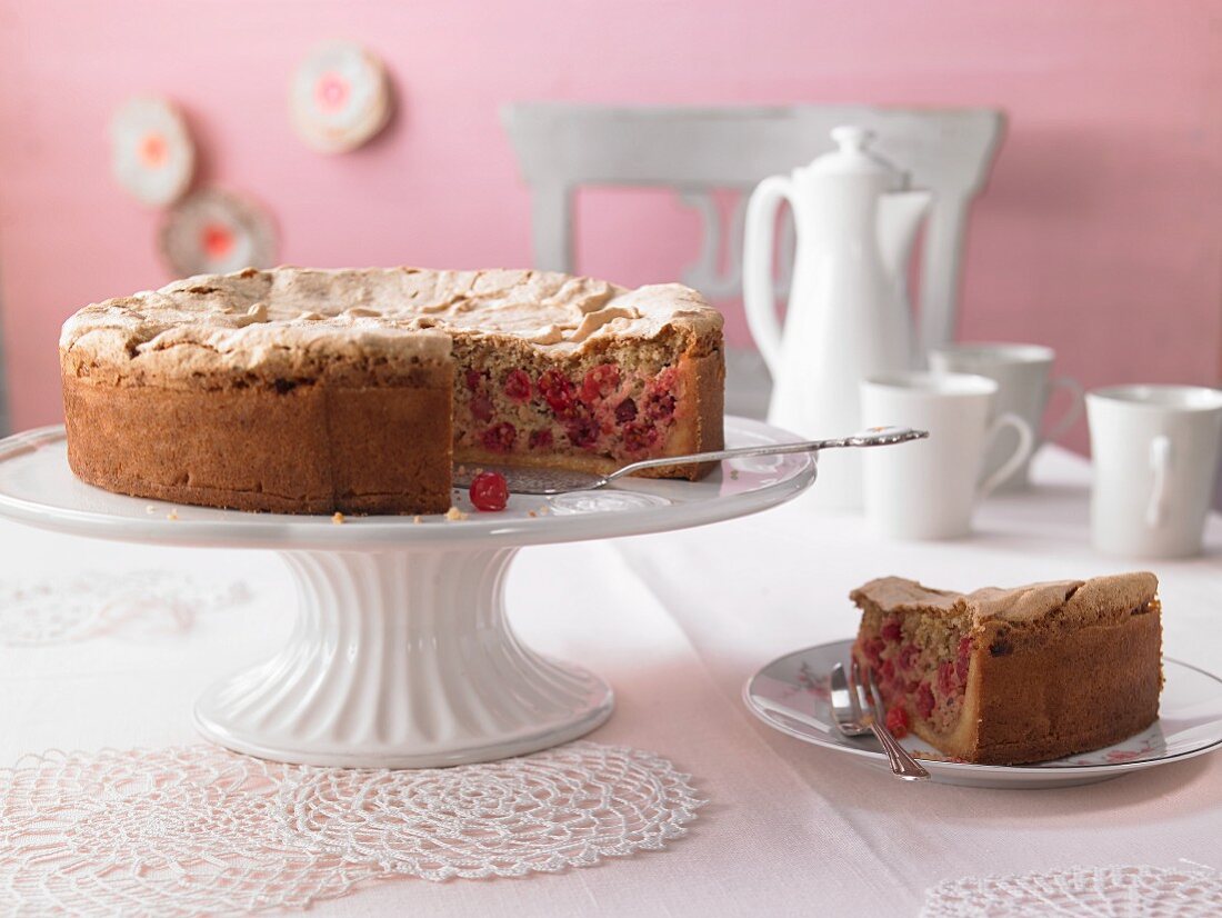 Redcurrant cake with almonds, sliced