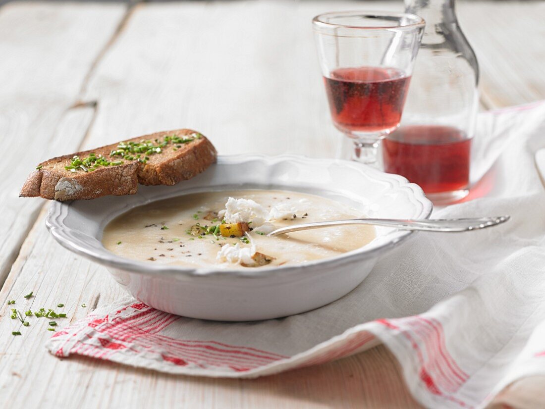 Horseradish soup with country bread