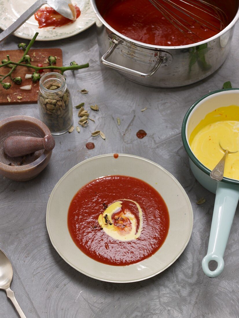 Indische Tomatensuppe mit Safransauce und Kardamom