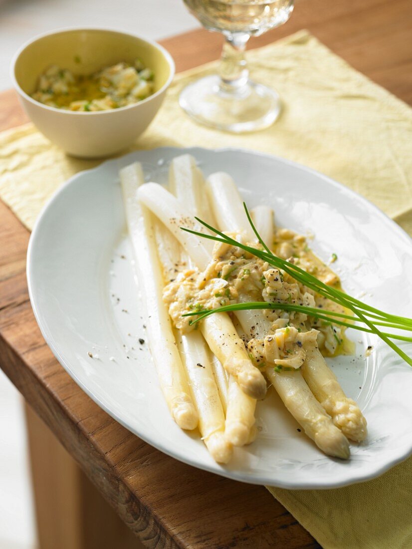 White asparagus with egg sauce