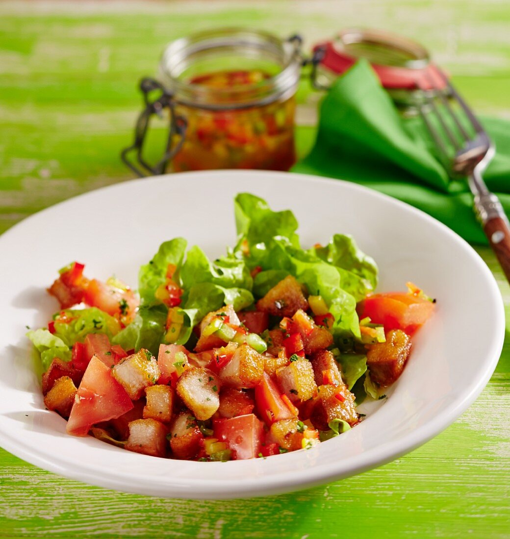 Tomato and lettuce salad with diced escalope
