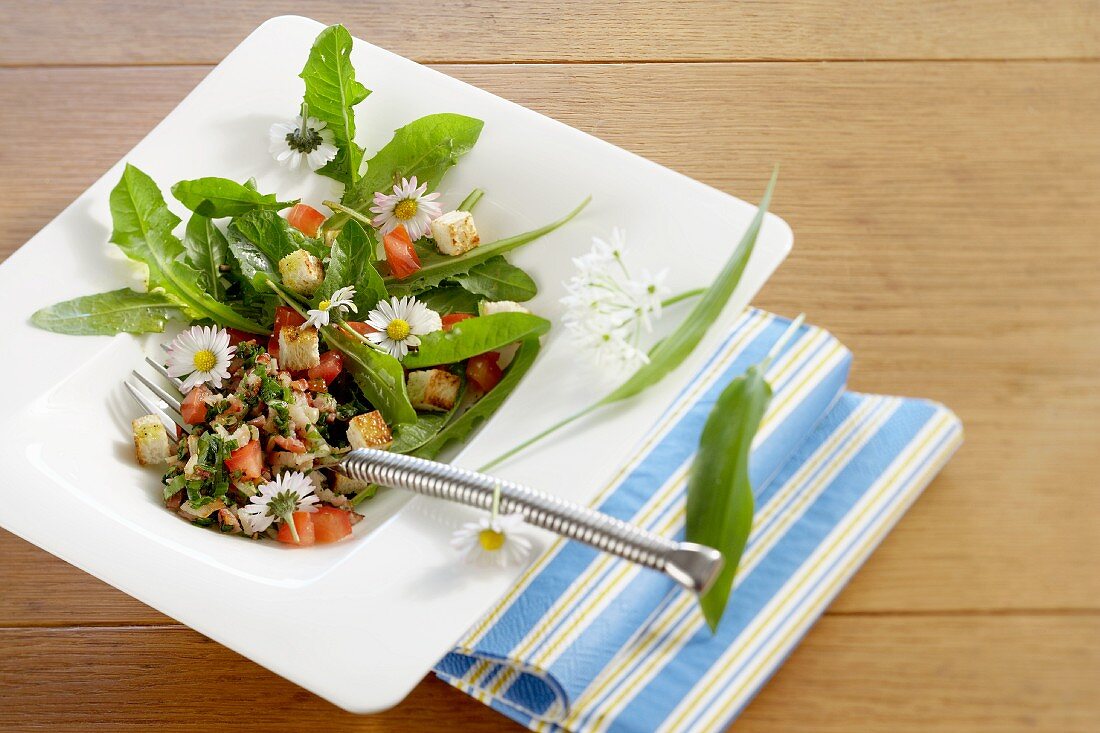 Löwenzahnsalat mit Bärlauch und Gänseblümchen