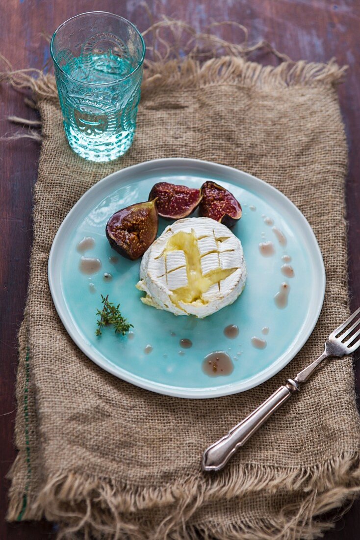Oven-baked Camembert with warm figs