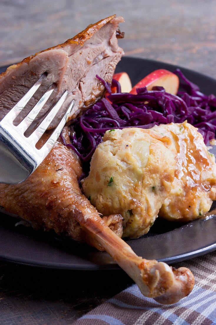 Duck leg with red cabbage and bread dumplings