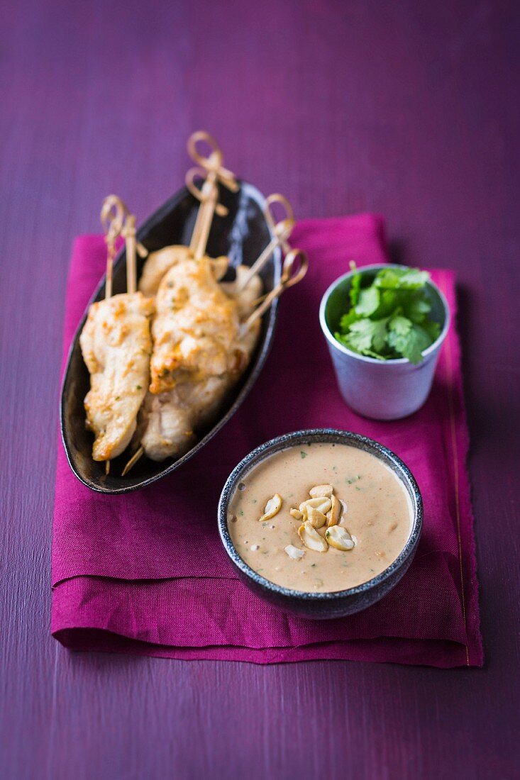 Chicken brochettes with peanut sauce