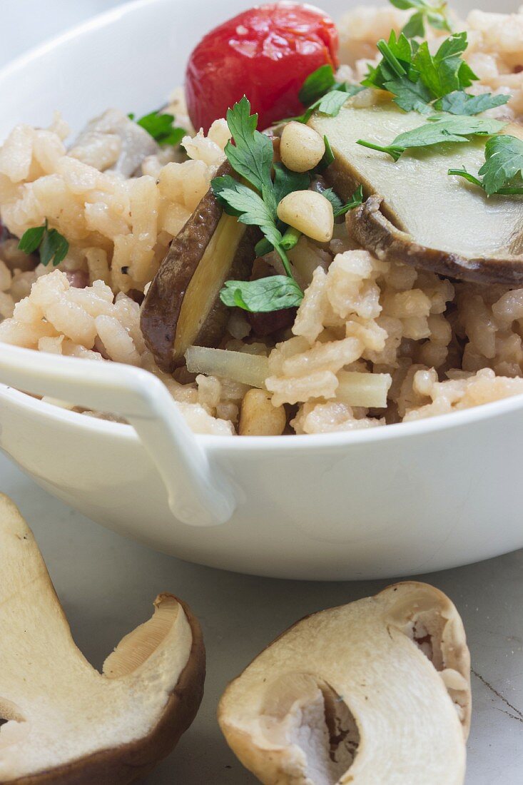 Steinpilzrisotto mit Pinienkernen, Datteltomaten und Petersilie