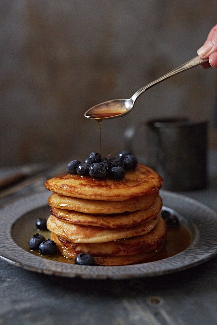 Pancakes mit Blaubeeren & Ahornsirup
