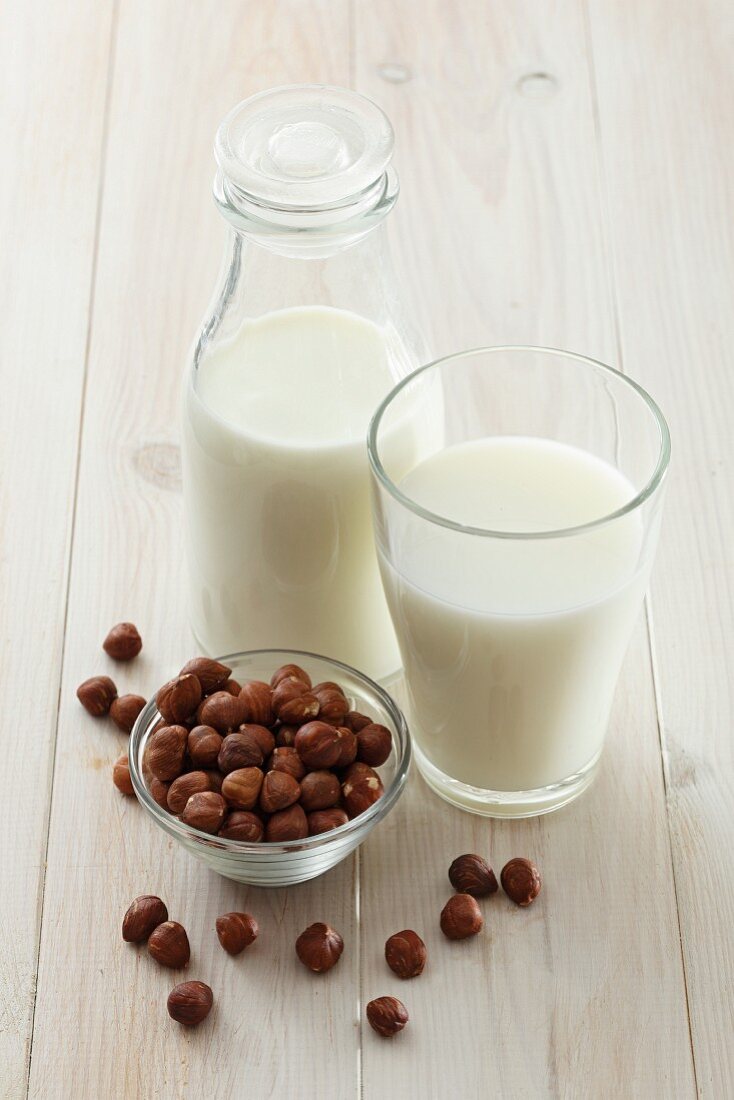 Hazelnut milk and hazelnuts