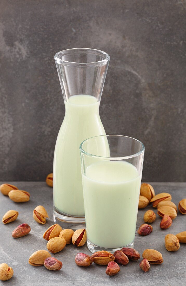 Pistachio milk and pistachios