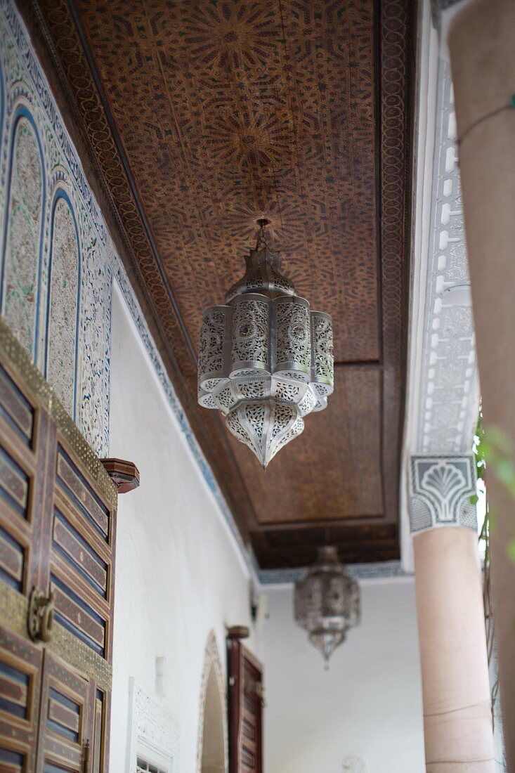 Arcade with Arabian-style pendant lamps