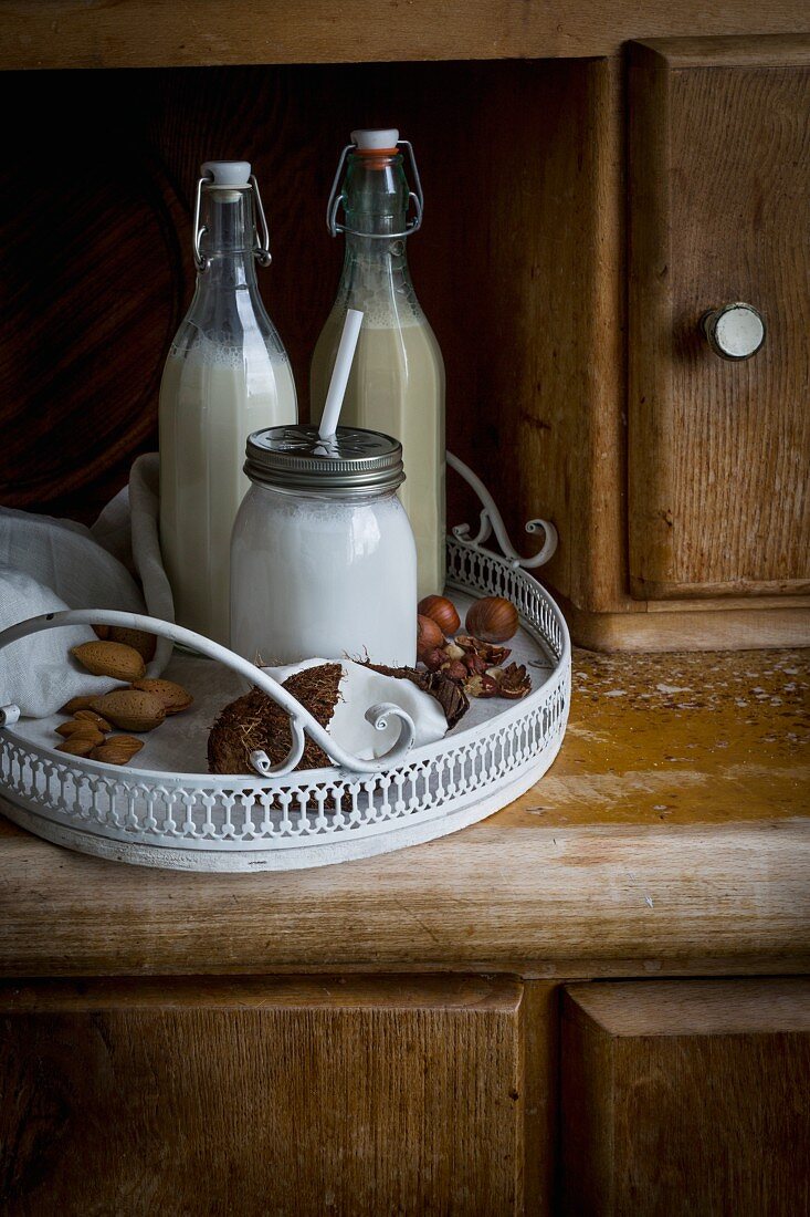 Vegane Haselnuss-, Mandel- & Kokosmilch auf Vintage-Tablett