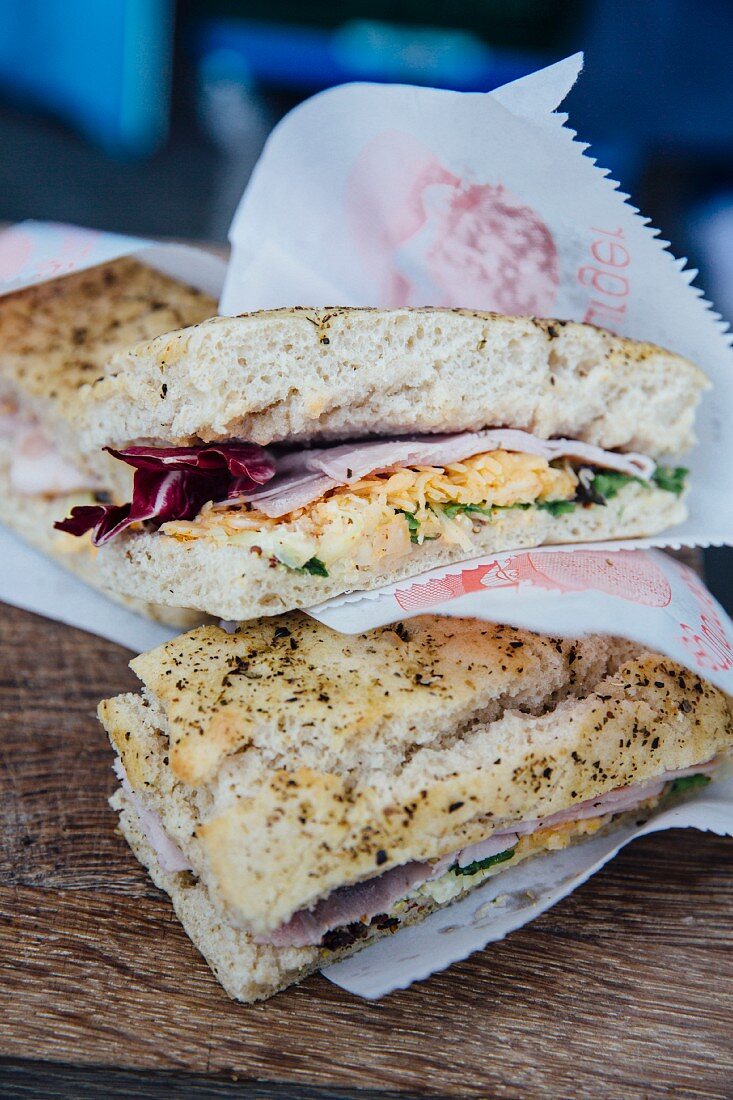 Fladenbrot-Sandwiches mit Schinken in Papier gewickelt