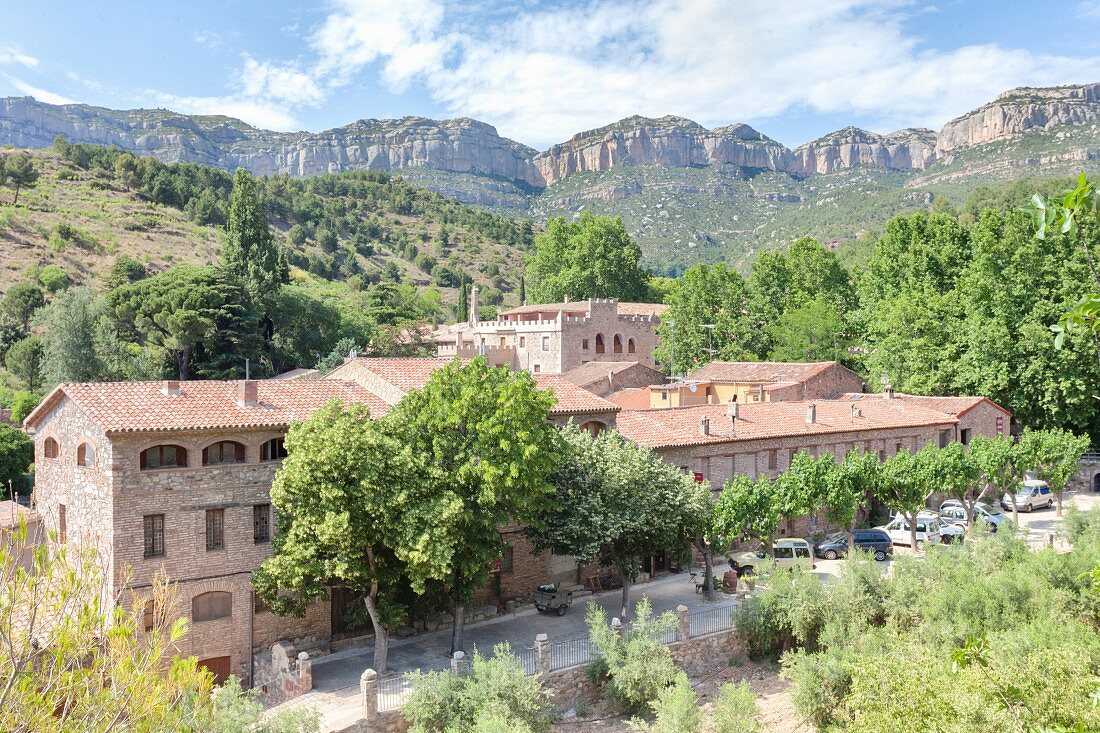 Blick auf Montsant und den Gebäudekomplex in dem auch die Winzerei Escala Dei untergebracht ist, Katalonien, Spanien