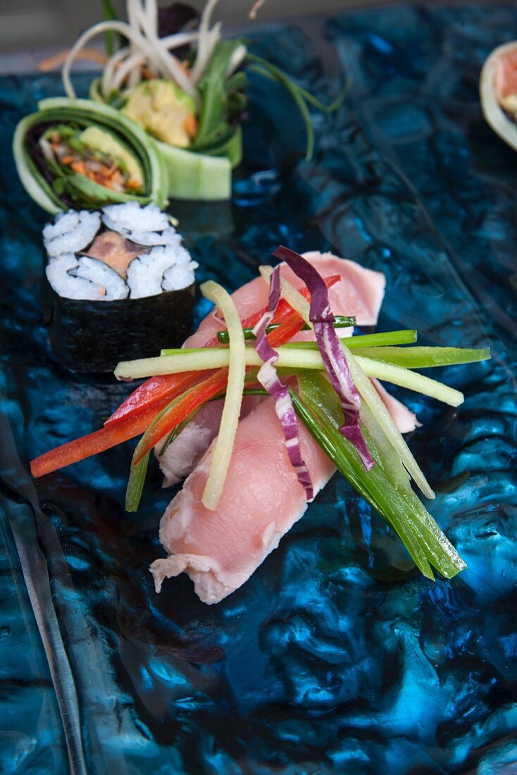 Nigiri-Sushi mit Thunfisch und verschiedene Maki