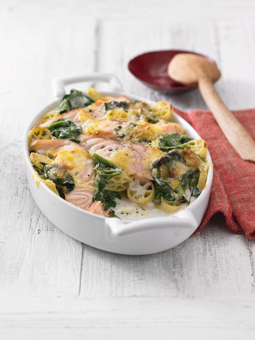 Pasta bake with spinach and salmon