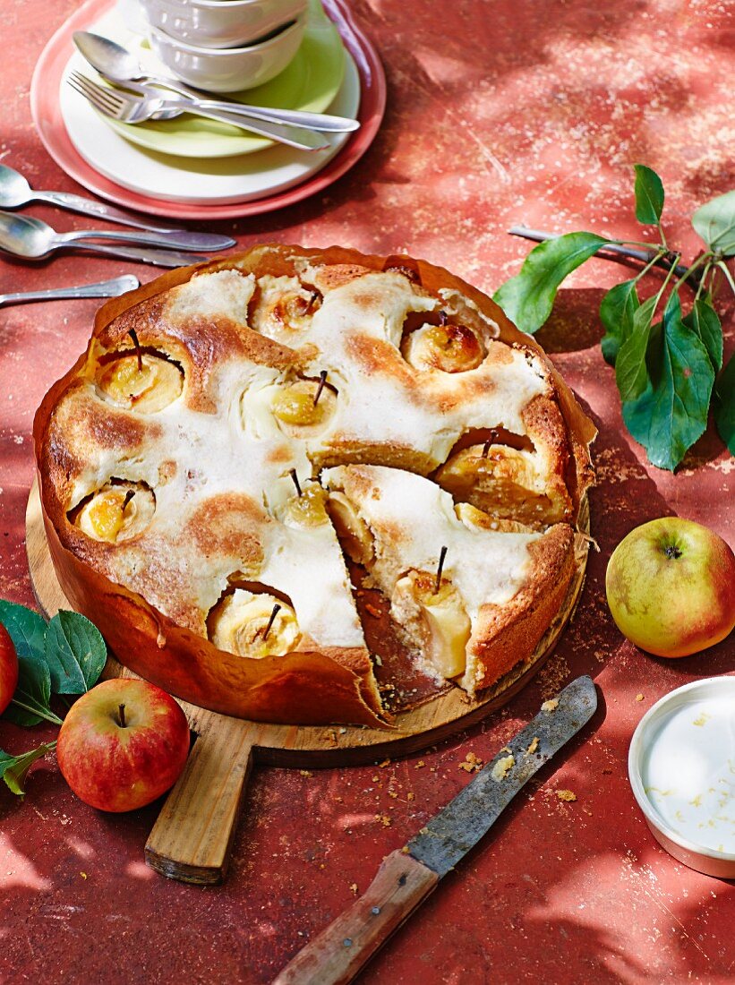 Versunkener Apfelkuchen mit Schmandguss, angeschnitten