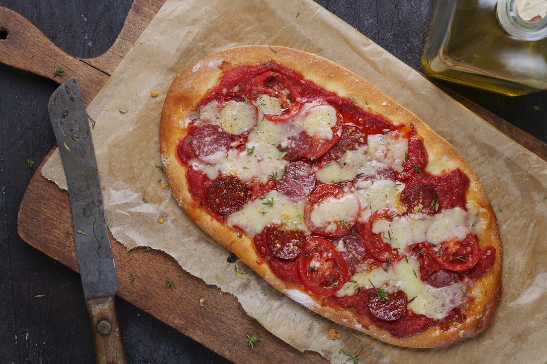 Pizza mit Salami, Tomaten und Gruyère (Draufsicht)