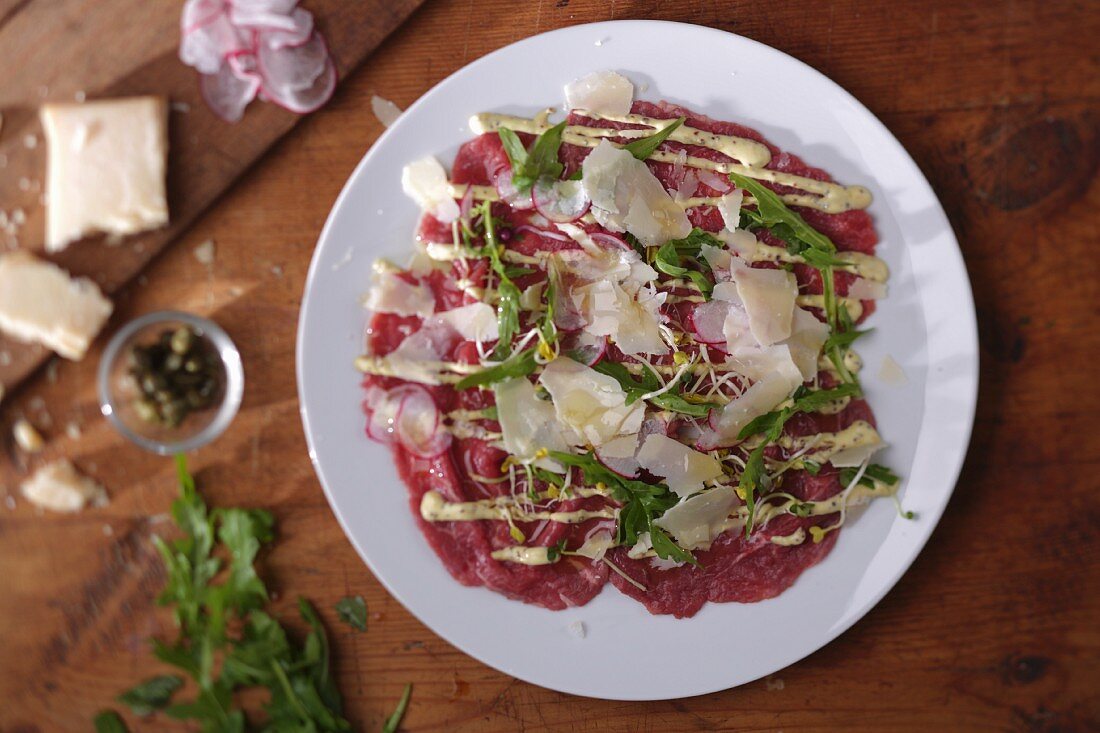 Rindercarpaccio mit Parmesan und Rucola