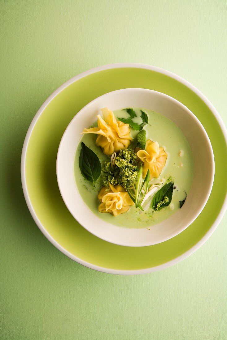 Corn-fed chicken wontons and basil and coconut soup (Asia)