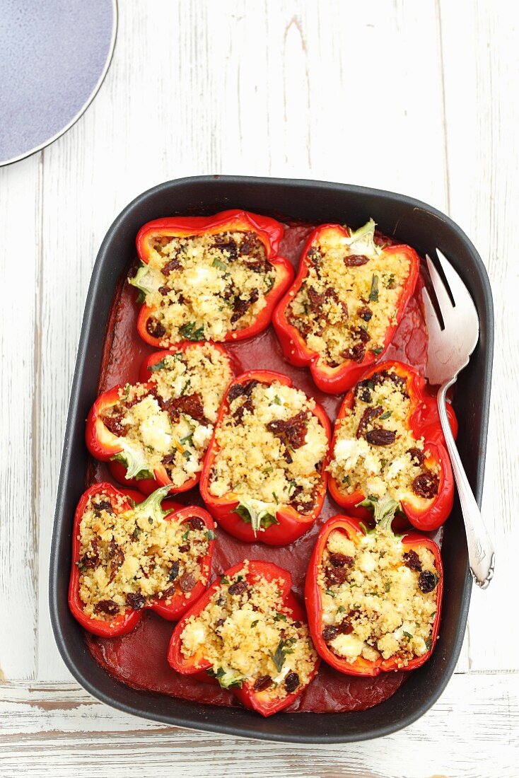 Paprika mit Couscous, Rosinen, getrockneten Tomaten und Feta