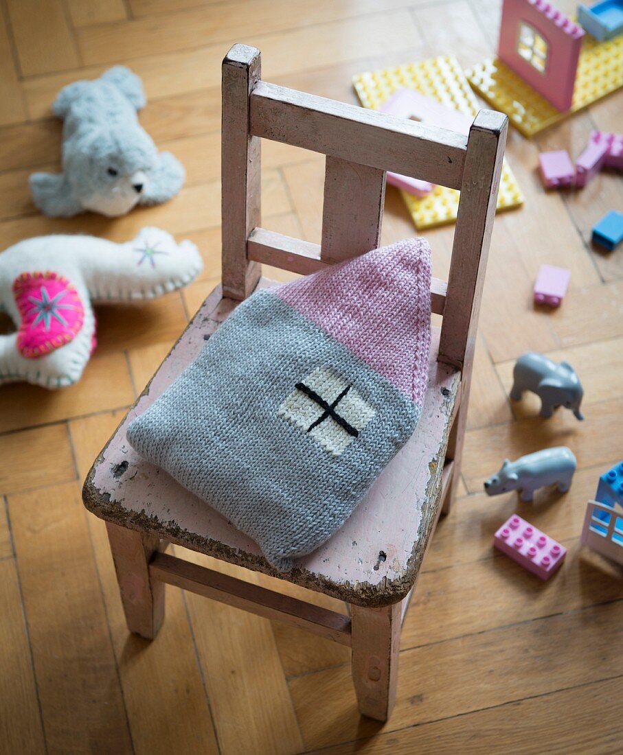 A knooked, house-shaped cushion – knitting with a hook