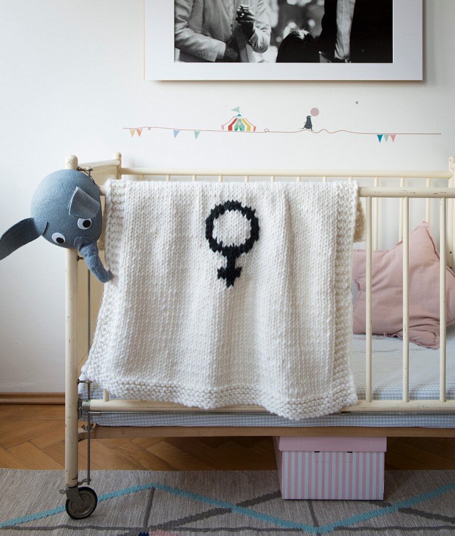 Stricken mit der Häkelnadel: Geknookte Babydecke mit Venussymbol
